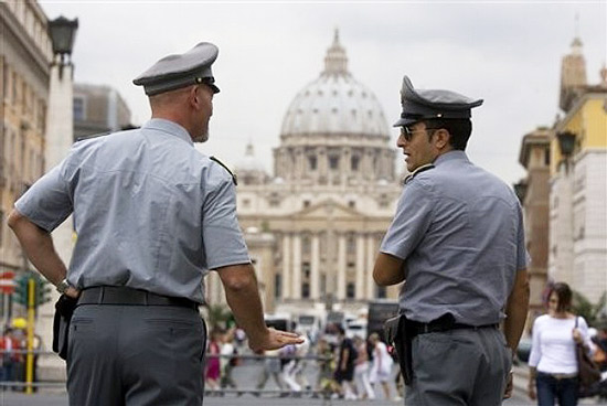 Oficiais da polícia financeira em frente à praça São Pedro; Itália apreendeu R$ 52 milhões do Banco do Vaticano