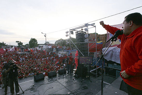 Presidente venezuelano Hugo Chavz cumprimenta apoiadores em comcio em Barquisimeto