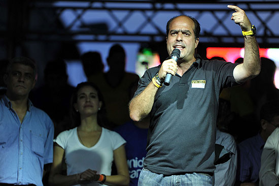 Candidato da oposio Julio Borges faz comcio em busca de cadeira na Assembleia Nacional