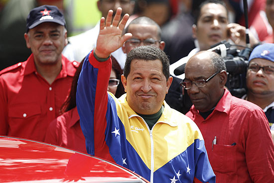 Hugo Chávez acena para a imprensa antes de se dirigir à mesa de votação; líder disse que &quot;vai respeitar&quot; resultados