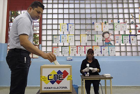 Venezuelano vota em pleito parlamentar em Caracas; eleio  desafio para Chvez, que pode perder maioria