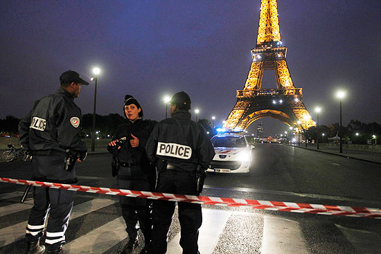 Policiais em frente  torre Eiffel; monumento  esvaziado aps novo alerta de bomba