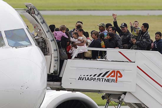 Famlias de ciganos embarcam para a Romnia no aeroporto de Lille neste ms; Bruxelas vai processar a Frana