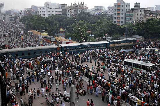 Pessoas se aglomeram no local de acidente em Bangladesh; ao menos sete morreram