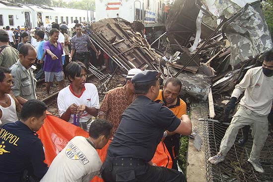 Choque de trens matou ao menos 36 na Indonsia. 