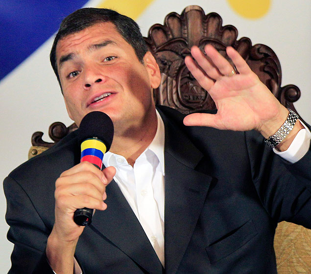 Rafael Correa fala em seu programa semanal de rdio e TV, gravado no palcio do governo em Quito