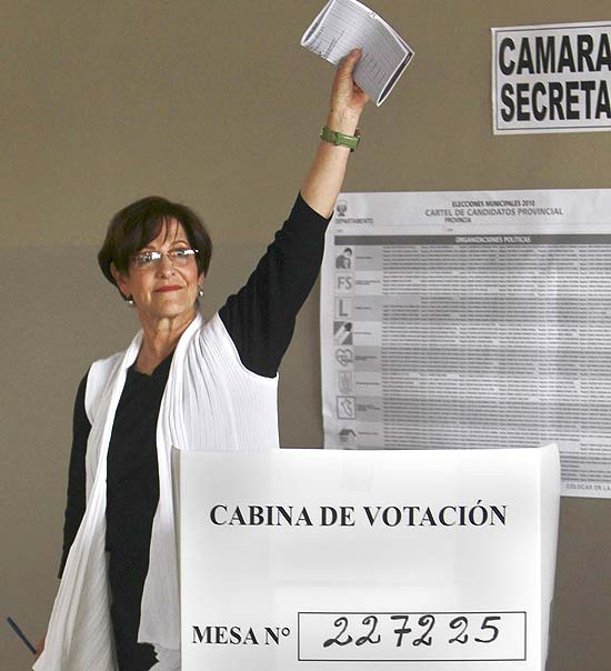 Susana Villaran vota nas eleies municipais deste domingo; ela est  frente na apurao
