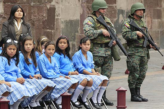Aps crise, policiais e militares mostraram tranquilidade no Equador; reduo de benefcios deve entrar em vigor