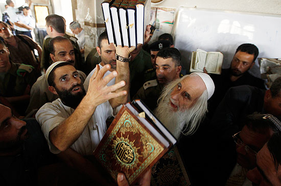 O rabino e ativista pacifista Menachem Froman entrega cpias do Alcoro para palestinos em visita a mesquita