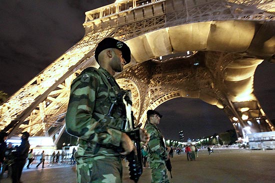 Aps alertas de terrorismo de EUA e Reino Unido, Frana elevou patrulha em torno de principais pontos tursticos