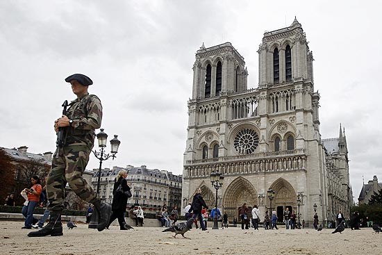 Soldados patrulham catedral de Notre Dame, em Paris; Frana reagiu a alertas com a priso de 11 suspeitos