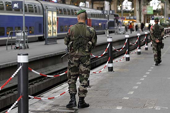 Soldados franceses patrulham estao de trem em Lyon; pas  um dos que divulgaram alertas nos ltimos dias