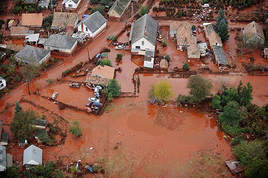 Vazamento inundou casas com lama tóxica e revirou carros. Foto de: Sandor H. Szabo/Associated Press/Folha.com
