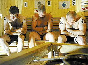 Homens participam de campeonato internacional de sauna; Finlndia busca relevncia com "diplomacia da sauna" 