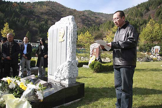 Em 2008, Liu aparece em frente ao tmulo do dissidente Bao Zunxin, preso aps o massacre da Paz Celestial