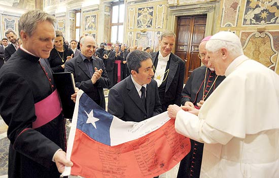 Papa recebe uma bandeira do Chile assinada pelos 33 mineiros presos desde 5 de agosto