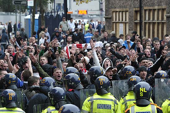 Membros da Liga de Defesa Inglesa enfrentam a polcia na cidade de Leicester 