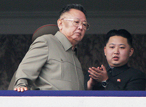 Ditador norte-coreano Kim Jong-il (esq.) e seu filho e sucessor Kim Jong-un (dir.) participam de desfile militar