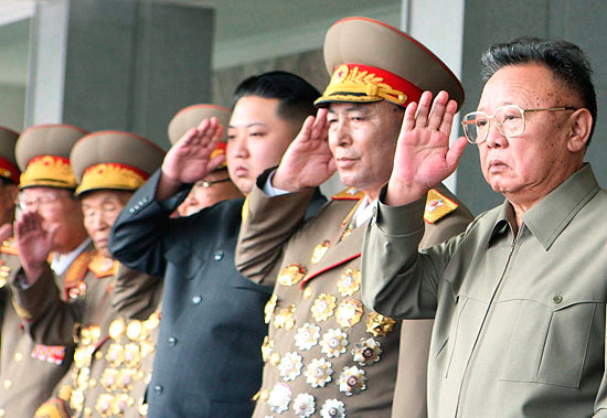 Filho e possvel herdeiro do ditador Kim Jong-il, Kim Jong-un (meio), aparece aos norte-coreanos