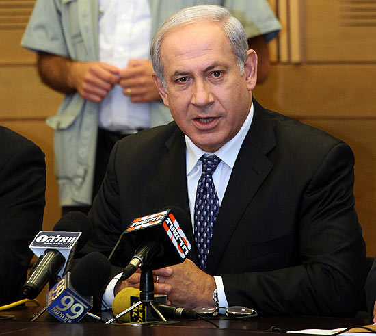 O premi de Israel, Binyamin Netanyahu, discursa em encontro do seu partido, Likud, no Parlamento israelense