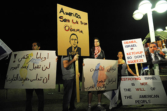 Manifestantes protestam em frente  Embaixada americana em Israel contra pesses dos EUA sobre o governo