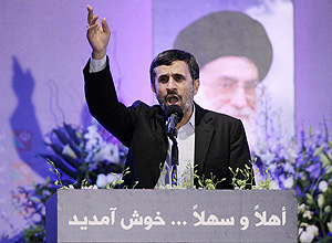 Mahmoud Ahmadinejad discursa durante visita ao Lbano.