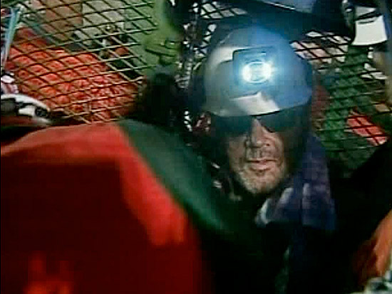 Imagem de vdeo mostra Luiz Urza, o ltimo dos 33 mineiros a ser resgatado