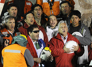 Mineiro Luis Urza canta hino chileno ao lado do presidente do pas, Sebastin Piera, aps ser resgatado, h uma semana