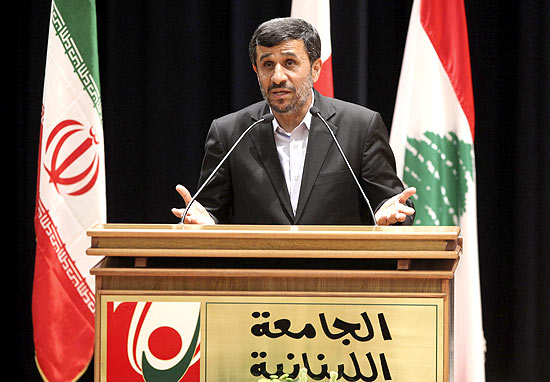 O presidente do Ir, Mahmoud Ahmadinejad, discursa em universidade durante recente visita realizada ao Lbano