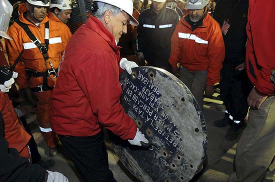 O presidente do Chile, Sebastin Piera, fecha o duto por onde foram resgatados os 33 mineiros