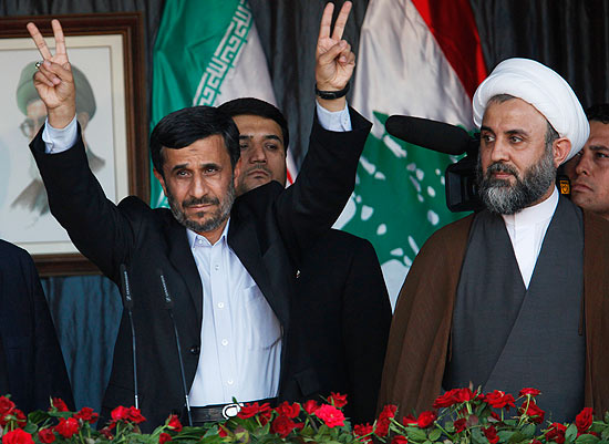 O iraniano Mahmoud Ahmadinejad sada partidrios do Hizbollah durante evento em Bint Jbeil, no sul do Lbano
