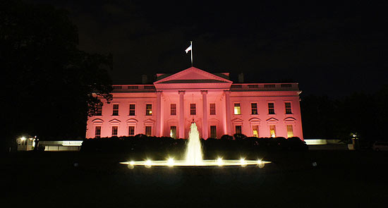 A Casa Branca iluminada de rosa marca outubro como o ms nacional de conscientizao sobre o cncer de mama