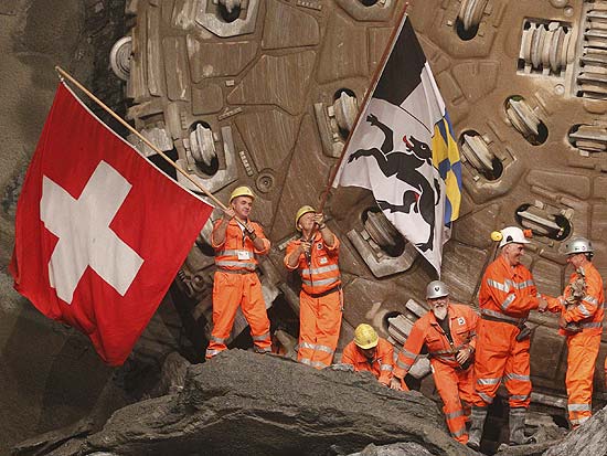 O túnel mais longo do mundo deve começar a operar linhas de trens a partir de 2017, diz o governo suíço
