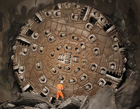 Escavadeira termina perfuração do túnel mais longo do mundo, sob os Alpes Suíços; trabalho durou 15 anos