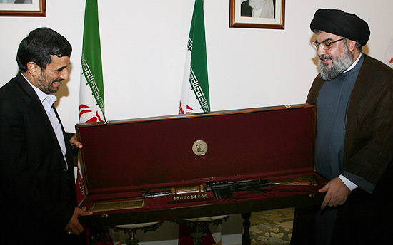 Presidente iraniano Mahmoud Ahmadinejad (à esq.) recebe arma do líder do Hizbollah, Sayyed Hassan Nasrallah (à dir.)