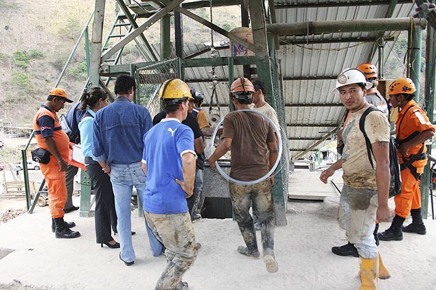 Socorristas preparam equipamentos para entrar na mina onde supostamente estariam quatro mineiros