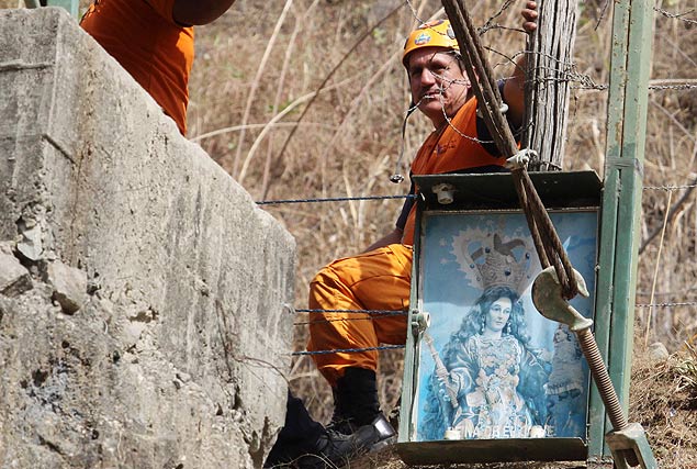 Trabalhador do resgate atua na mina de Minesadco em Portovelo (Equador); depois de resgate no Chile, outros 3 países encontraram problemas