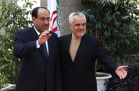 Premi interino do Iraque (esq.) aparece ao lado do vice-presidente iraniano Mohammad Reza Rahimi em Teer