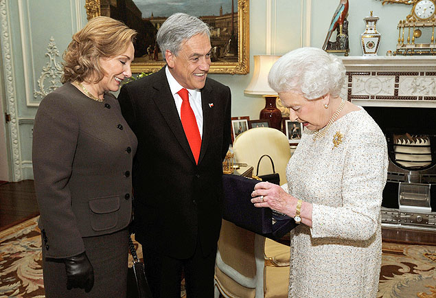 O presidente Sebastin Piera e sua mulher, Cecilia Morel, presenteiam a rainha Elizabeth 2 com uma pedra da mina chilena