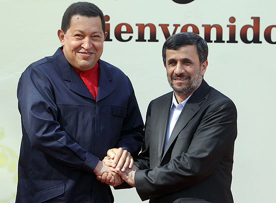 Chávez e Ahmadinejad solidificam parceria classificada como "eixo anti-imperialista" durante visita em Teerã
