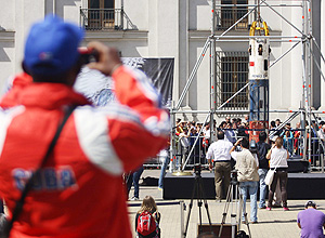 Cpsula Fnix 2, usada para resgatar os 33 mineiros no Chile,  exposta em frente ao Palcio de la Moneda, em Santiago