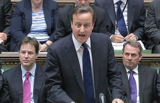 Imagem de vdeo mostra David Cameron (centro), entre seu vice Nick Clegg (esq.) e o ministro da Defesa, Liam Fox
