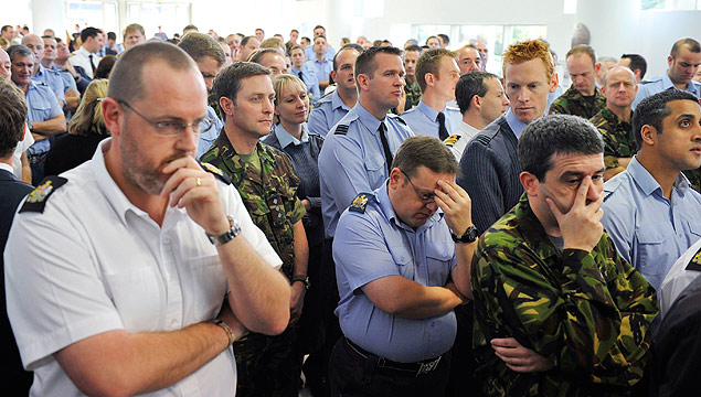 Funcionrios militares assistem ao pronunciamento do premi britnico em Northwood, perto de Londres