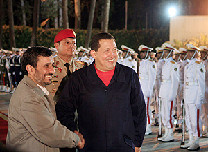 Foto divulgada pela Presidência da Venezuela mostra Chávez sendo recepcionado pelo colega Ahmadinejad