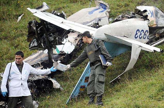 Socorrista observa destroos do avio Cessna 206 que caiu nesta quarta na Colmbia; acidente  o 2 em menos de uma semana