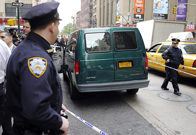 Polícia de Nova York investiga veículo suspeito parado na frente do Westin Hotel; área foi liberada depois