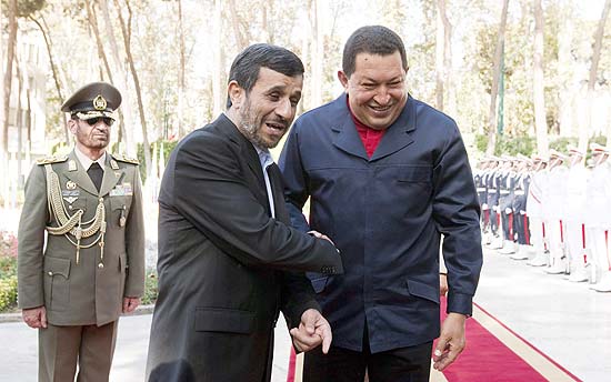 Presidente iraniano, Mahmoud Ahmadinejad (à esq.) cumprimenta Hugo Chávez em encontro em Teerã em 2010 