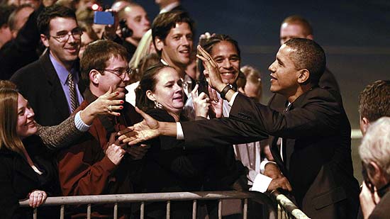 Presidente Barack Obama cumprimenta eleitores ao chegar a Seattle no ltimo dia 20, onde fez atos de campanha