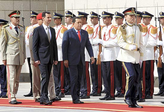 O ditador da Sria, Bashar al Assad ( esq.), recebe o presidente da Venezuela, Hugo Chvez, em Damasco