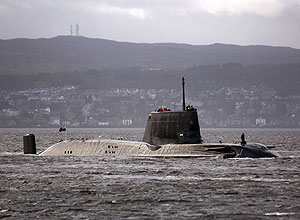 O submarino britnico encalhado na Esccia HMS Astute ruma, em novembro do ano passado, para a base de Faslane